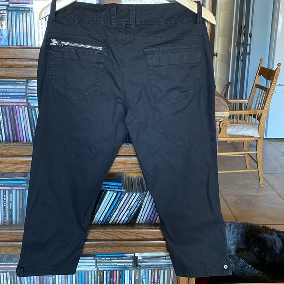 URBAN LIFE True Black Capris Size 7/8 - Picture 6 of 10